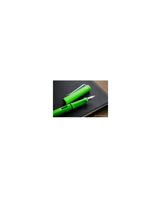 LAMY SAFARI FOUNTAIN PEN APPLE GREEN MEDIUM